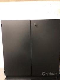 Mobile con serratura e chiave