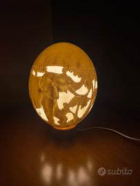 Uovo di struzzo con lampadina