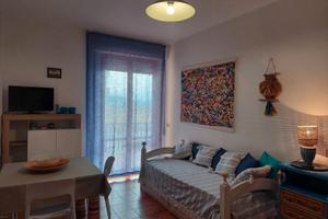 Comodo trilocale ampio balcone 200 m mare pinete