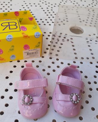 Scarpe neonata nuove