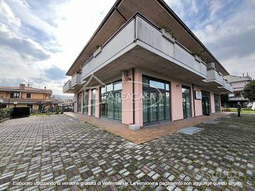 PIANE DI MORRO (AP) - LOCALE COMMERCIALE CON AMPIA