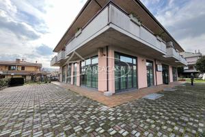 PIANE DI MORRO (AP) - LOCALE COMMERCIALE CON AMPIA