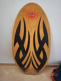 Tavola per surfare sul bagnasciuga