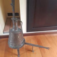 Antica pentola in rame con bracere