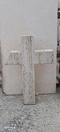 croce in travertino con ferro dietro x muro 
