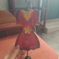 Appendino decorativo vestito rosso e giallo