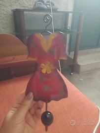 Appendino decorativo vestito rosso e giallo