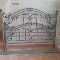 Letto matrimoniale in ferro battuto.