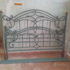 Letto matrimoniale in ferro battuto.
