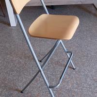 Sedia  pieghevole in legno e metallo – salvaspazio