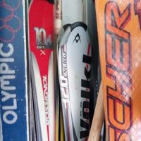 vari paia sci con attacchi