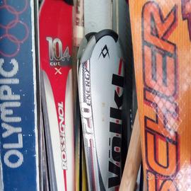 vari paia sci con attacchi