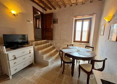 Rustico / Casale di 85 m² con 2 locali a Monte San