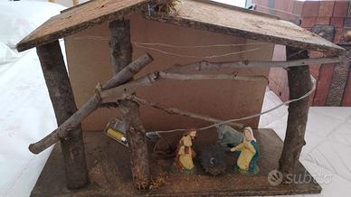 Presepe rustico con decorazioni incluse e luci