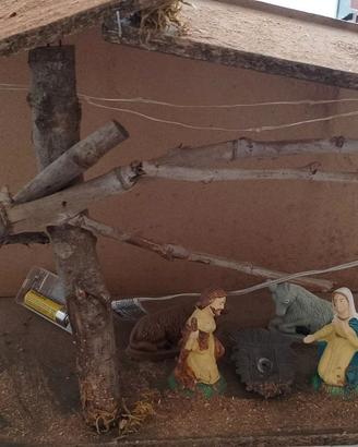 Presepe rustico con decorazioni incluse e luci