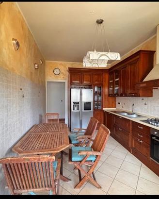 Cucina completa con elettrodomestici