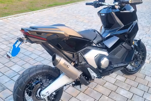 Honda x-adv 750 nero metallizzato anno 2025