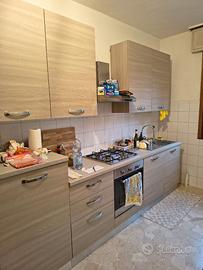 Cucina con lavastoviglie e piano cottura