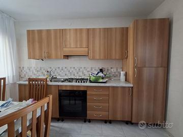 cucina con elettrodomestici