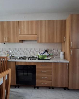 cucina con elettrodomestici