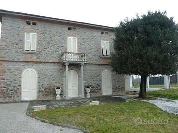 Casa indipendente di 330 m² con più di 5 locali e 
