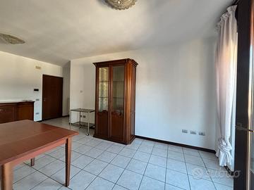 Ronco all'Adige centro: trilocale con garage