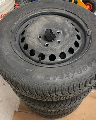4 gomme con cerchi 195/65 r15 invernali good year
