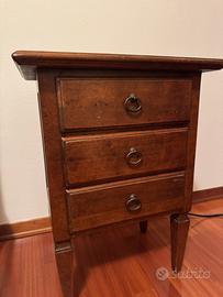 Comò e comodini in legno massello