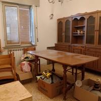 Tavolo credenza sedie in legno (sala da pranzo)