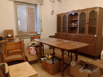 Tavolo credenza sedie in legno (sala da pranzo)