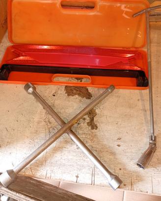 CHIAVE SMONTAGOMME+CHIAVE CANDELE+TRIANGOLO