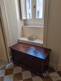 Piccola graziosa cassapanca in legno artigianale