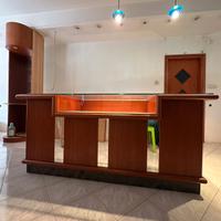 Bancone in legno con piano in vetro e marmo