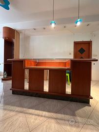 Bancone in legno con piano in vetro e marmo