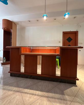 Bancone in legno con piano in vetro e marmo