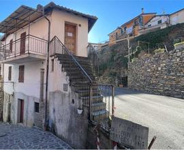 Casa con balcone panoramico in centro paese