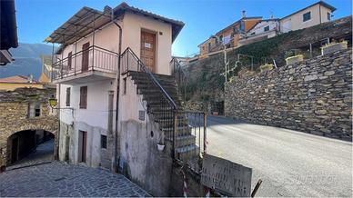 Casa con balcone panoramico in centro paese