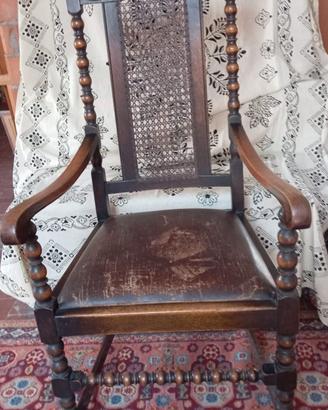 Poltrona capotavola con braccioli in stile Liberty