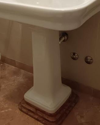 Sanitari bagno e lavandino con colonna
