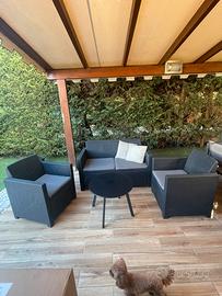 Salottino da giardino con tavolino