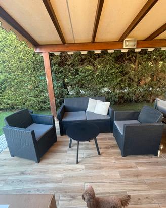Salottino da giardino con tavolino