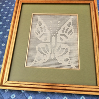 Quadro vintage con farfalla lavorata all'uncinetto