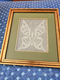 Quadro vintage con farfalla lavorata all'uncinetto