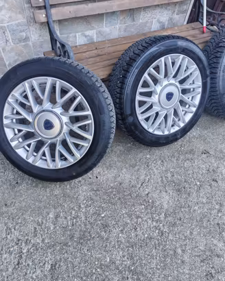 Cerchi in lega con gomme