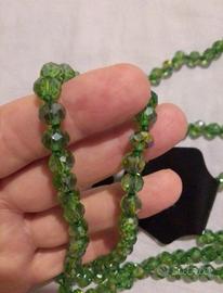 collana lunga con perline verdi in vetro