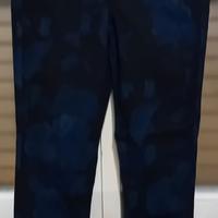 pantaloni Guess sfondo nero fiori blu
