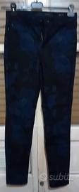 pantaloni Guess sfondo nero fiori blu