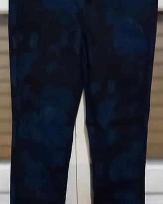 pantaloni Guess sfondo nero fiori blu