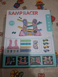 giocattolo RAMP RACER con pista e scivolo 3+