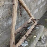 Antico attrezzo per cavallo legno di ulivo e ferro